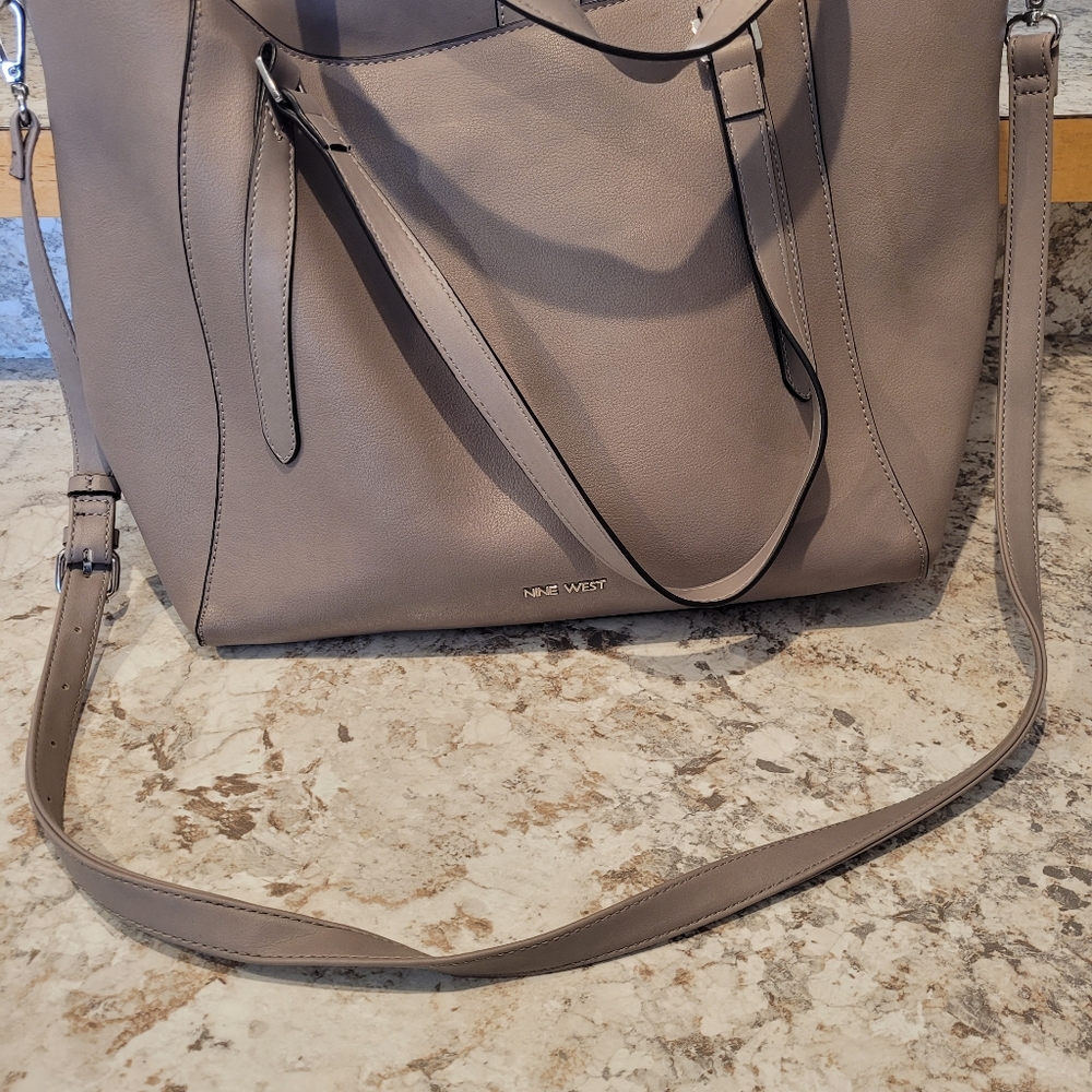 Stylish, sturdy, neutral colored purse!